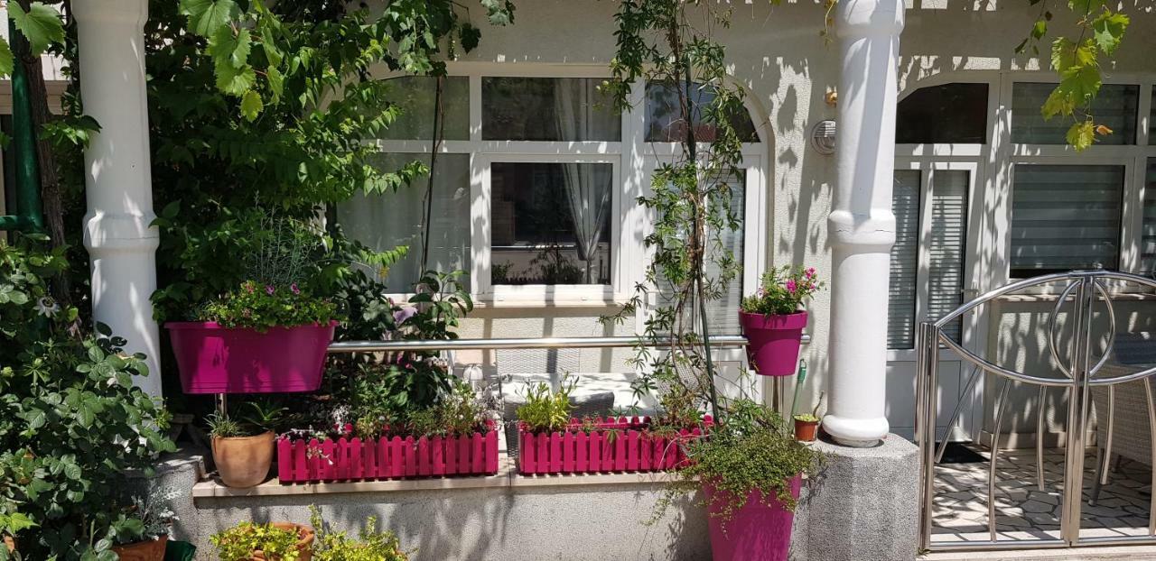 Studio Apartment For 2 Adults And 1 Child Makarska Ngoại thất bức ảnh